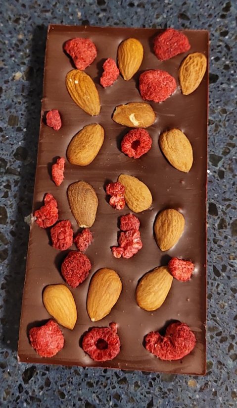 Mléčná čokoláda 41% s mandlemi a ovocem